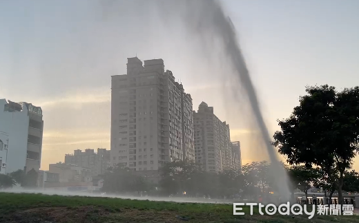 ▲台南市安平區慶平路，2日下午突然出現高約10-12米，約5樓高「大噴泉」，強力水柱從草地上寄噴出，形成特殊景象，引起路過民眾好奇錄影。（圖／記者林東良翻攝，下同）