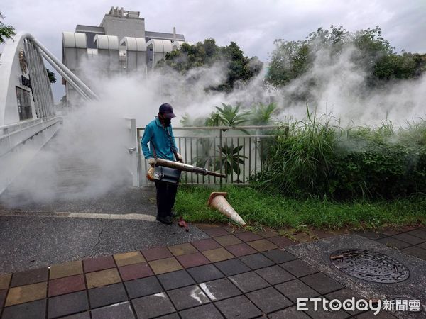 ▲屏東市千禧公園河畔登革熱防治熱噴消毒             。（圖／記者陳崑福翻攝，下同）