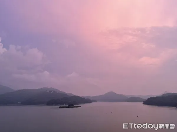 ▲日月潭於中秋連假期間出現夕陽彩霞染紅的絕美風景，從涵碧樓一覽無遺。（圖／民眾提供）