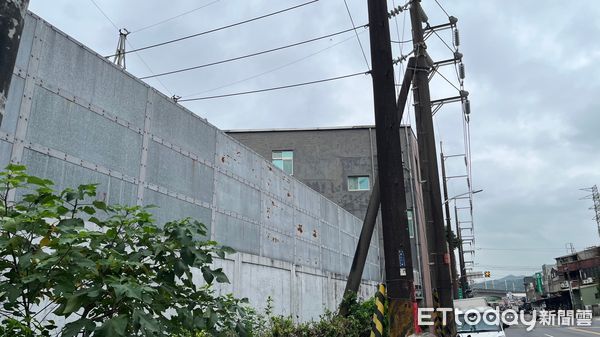 ▲▼樹林變電箱起火，1男遭電擊，5000戶停電。（圖／記者陳以昇翻攝）