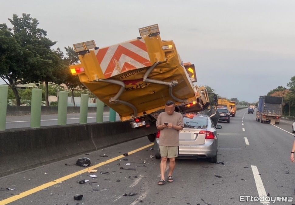 台82恐怖車禍！瑞典坦克猛撞「鏟起緩撞車」　女駕駛受傷送醫 | ETtoday社會新聞 | ETtoday新聞雲