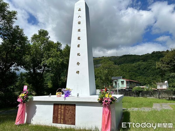 ▲民國100年時台九線拓寬工程，重修義人鍾瑞龍紀念碑。（圖／鳳林鎮公所提供，下同