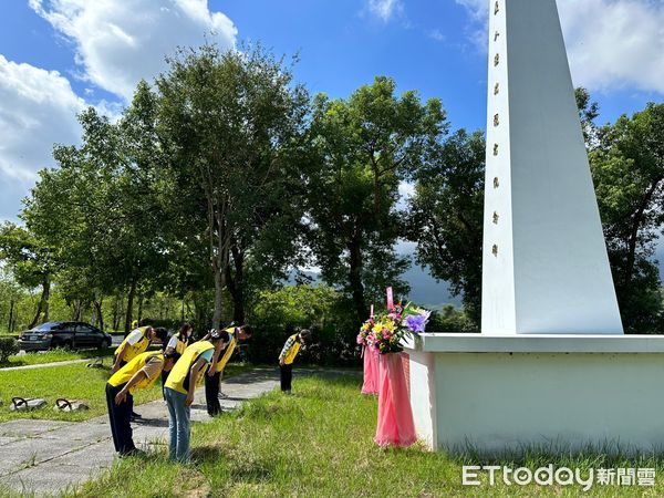 ▲民國100年時台九線拓寬工程，重修義人鍾瑞龍紀念碑。（圖／鳳林鎮公所提供，下同