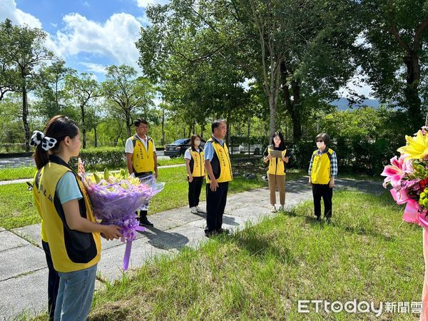 ▲民國100年時台九線拓寬工程，重修義人鍾瑞龍紀念碑。（圖／鳳林鎮公所提供，下同