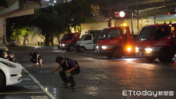 ▲▼小犬颱風來襲，北市水門傍晚5點只出不進，晚間9點開始拖吊，北市交通大隊在每個水門派出10到12輛拖吊車，部分民眾趕在最後拖吊時間趕快將愛車開出水門。（圖／記者呂佳賢攝）