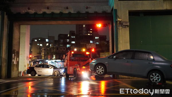 ▲▼小犬颱風來襲，北市水門傍晚5點只出不進，晚間9點開始拖吊，北市交通大隊在每個水門派出10到12輛拖吊車，部分民眾趕在最後拖吊時間趕快將愛車開出水門。（圖／記者呂佳賢攝）