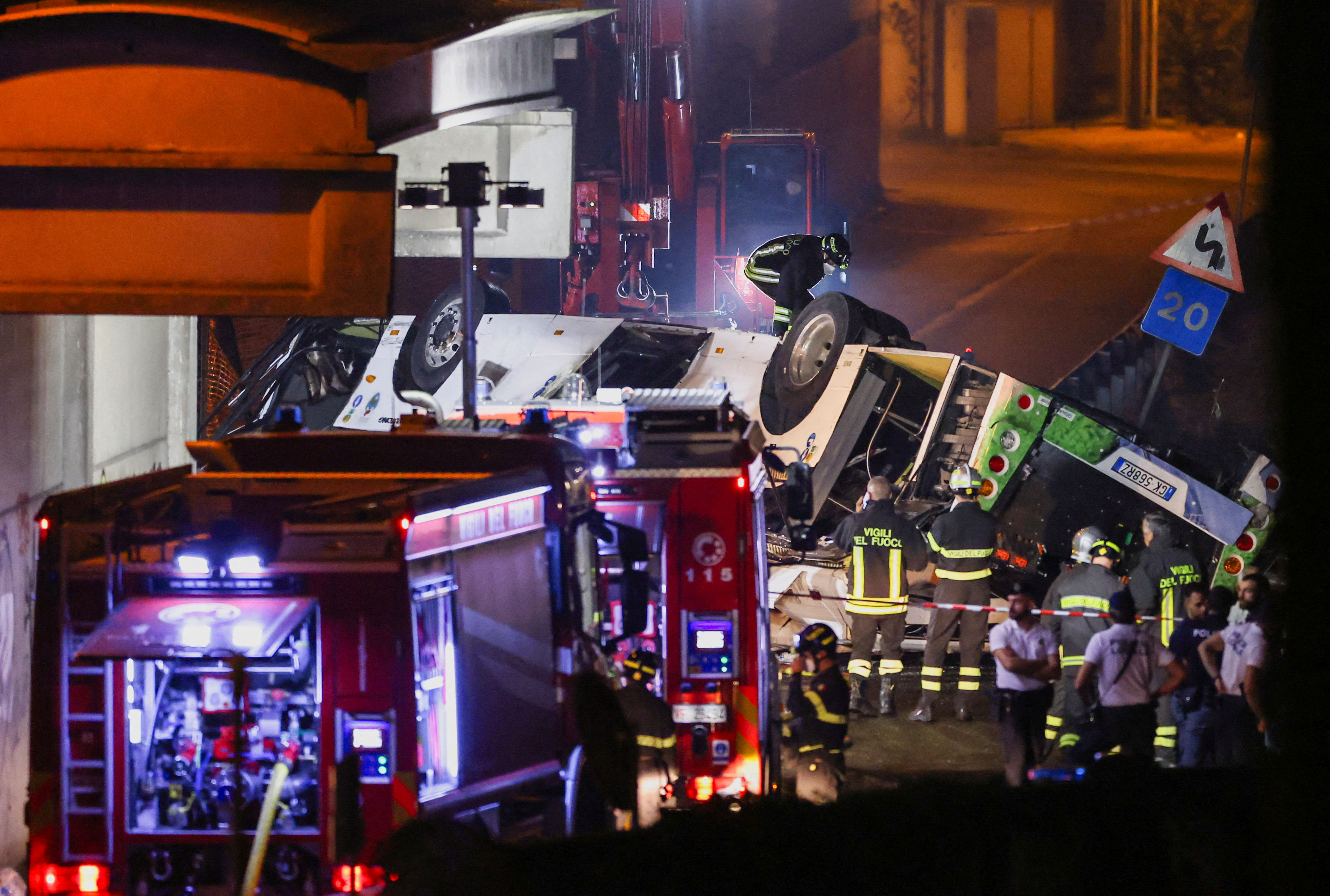 ▲義大利巴士墜橋釀21死18傷。（圖／路透）