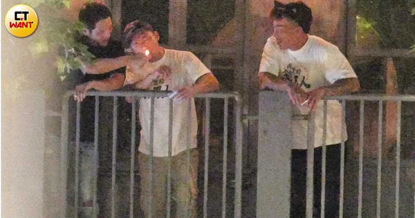 凌晨0點左右，監製孫啟明（左起）、范逸臣、郭泓志在餐酒館的陽台抽菸聊天。（圖／本刊攝影組）