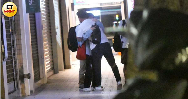 劉奕兒與郭泓志分開前給彼此一個抱抱。（圖／本刊攝影組）
