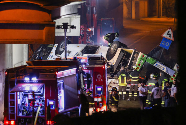 ▲▼義大利巴士墜橋釀21死18傷。（圖／路透）
