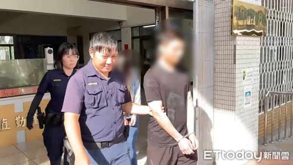 ▲邱姓女車手長時間專心操作提款，並抽換多張提款卡提卡被警方發現可疑而盤查查獲車手身分，進而緝獲同夥車手吳姓男子，起獲贓款、毒品、子彈一批。（圖／記者林東良翻攝，下同）