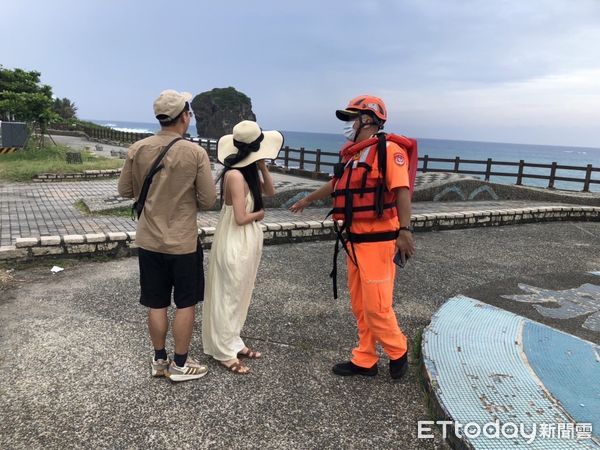 ▲第六岸巡隊勸離遊客           。（圖／記者陳崑福翻攝，下同）