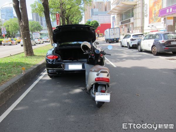 ▲▼電動車為了要超越公車，結果插進賓利車底，女騎士嚇呆了。（圖／民眾提供，下同）