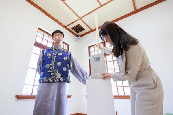 ▲新竹市長高虹安體驗「金榜題名」街區實境遊戲。（圖／新竹市政府提供）