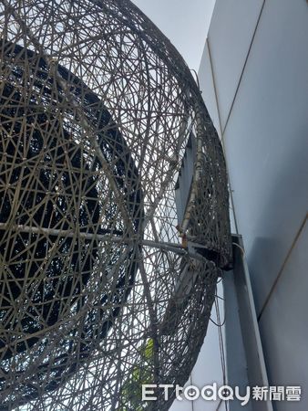 ▲台南市海安路裝置藝術作品《記憶的重量》，係由廢棄的電線捲成直徑270公分的巨大球體，這樣的作品竟意外成為鳥兒誤入受困的生態陷阱。（圖／記者林東良翻攝，下同）
