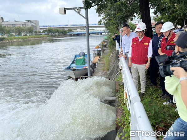 ▲陳其邁4日到前鎮視察防災情況             。（圖／記者吳奕靖翻攝）