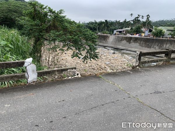 ▲▼   嘉義酒駕男駕車跌落6米高橋下 中埔警消急救援  。（圖／中埔分局提供）