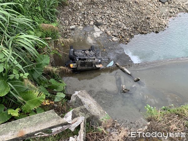 ▲▼   嘉義酒駕男駕車跌落6米高橋下 中埔警消急救援  。（圖／中埔分局提供）