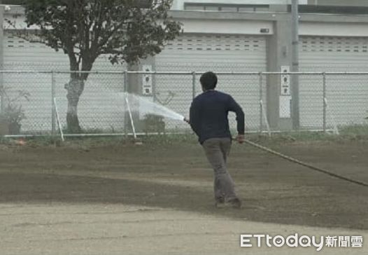 ▲中颱小犬帶來強勁風勢，虎尾高鐵特區旁黃土揚塵，附近民宅、車輛全卡土。（圖／記者蔡佩旻翻攝）