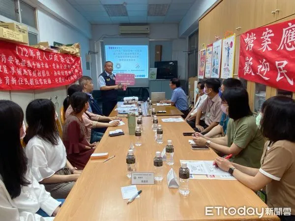 ▲移民署南區事務大隊高雄市第一服務站行動服務列車4日駐點大寮戶政事務所             。（圖／記者陳崑福翻攝）