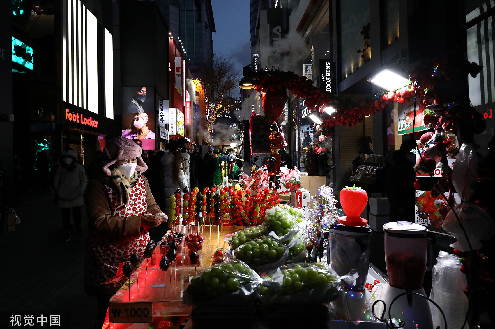 ▲▼最近南韓流行起吃糖葫蘆，圖為首爾明洞販售糖葫蘆的攤販。（圖／CFP）