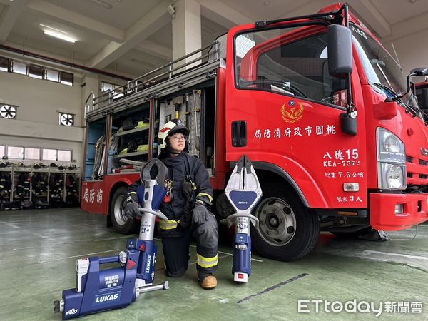 ▲桃園市泰祺公司康姓董事長與洪姓夫婿今天捐贈救難器材給桃市消防局第一大隊八德分隊，希望能救助更多事故意外。（圖／記者沈繼昌翻攝）