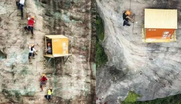 攀岩教練在石牛寨景區峭壁開設便利商店，提供攀岩者補給水跟食物。（翻攝微博）
