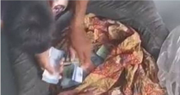 馬來西亞有名乞丐於近日被拍到從袋子裡，掏出厚厚的紙鈔，慢慢結算「當天收入」。（圖／翻攝自X）