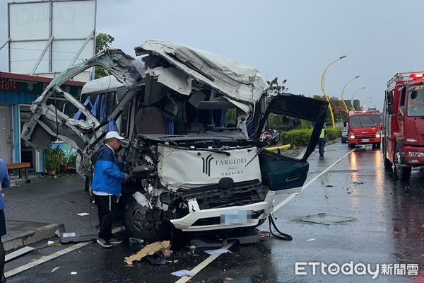 ▲▼ 花蓮遠雄悅來大飯店一輛小型巴士行經193縣道南濱路段車禍。（圖／民眾提供）