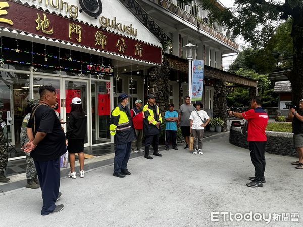 ▲里港警分局協助三地門鄉德文、達來村預防性撤村            。（圖／記者陳崑福翻攝，下同）