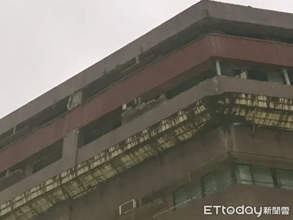 ▲台南市中西區府前路二段，全家超商上方大樓因小犬颱風強風猛吹下，大樓牆面一直有磁磚落石掉下來，台南市警二分局據報，協助警示加圍以維公共安全。（圖／民眾提供，下同）