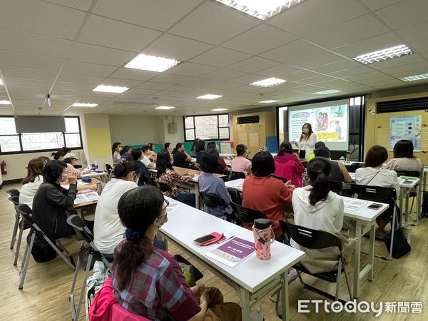 ▲台南市勞工局4、5日2天分別在新營區與安平區辦理「新女力就業服務講座及職場參訪」活動，以實現黃偉哲市長「希望家園」施政願景。（圖／記者林東良翻攝，下同）