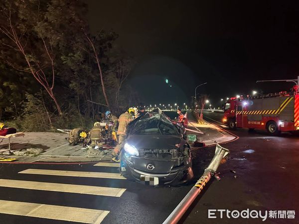 ▲▼台南車禍自撞，1人無心跳。（圖／記者林東良翻攝）