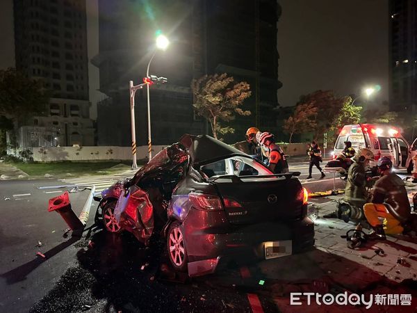 ▲▼台南車禍自撞，1人無心跳。（圖／記者林東良翻攝）