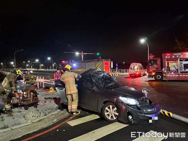 ▲▼台南車禍自撞，1人無心跳。（圖／記者林東良翻攝）