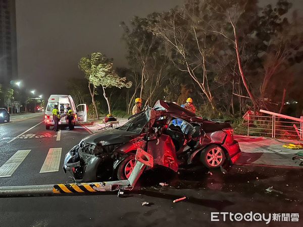 ▲▼台南車禍自撞，1人無心跳。（圖／記者林東良翻攝）