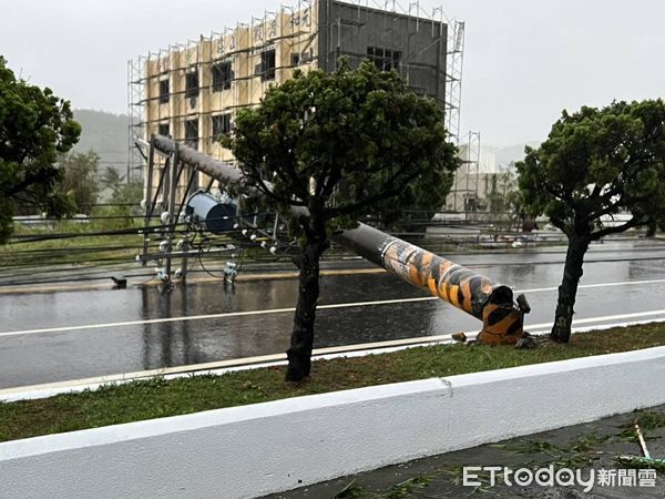 ▲滿州鄉公所旁永靖加油站前電桿被強風吹斷            。（圖／民眾提供）