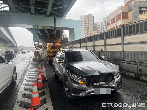 ▲5日清晨一輛鐵灰色賓士休旅車在水快上自撞護欄。（圖／記者張君豪翻攝）