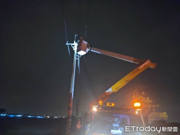 ▲▼  小犬颱風超強陣風造成嘉義沿海地區停電約8,500戶 台電漏夜積極搶修  。（圖／台電嘉義區處提供）