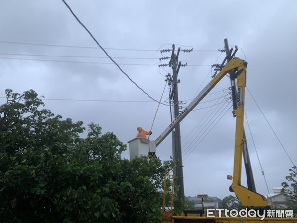 ▲台電台東區處動員177位工程人員搶修。（圖／記者漢聲翻攝）