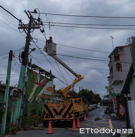 ▲小犬颱風影響台南地區造成24368戶停電，在台電人員搶修下，截至5日上午9時止有3153戶停電中。（圖／示意圖，記者林東良翻攝，下同） 