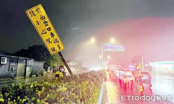 ▲「小犬」颱風強風豪雨侵襲，桃市大園警方昨晚巡邏發現安全島上交通告示牌歪斜，趕緊移除路旁，避免傷及路人。（圖／記者沈繼昌翻攝）