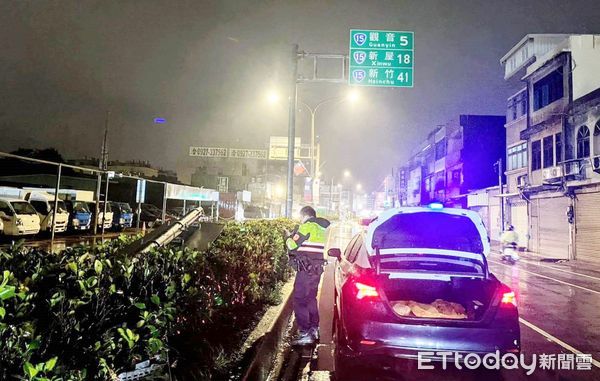 ▲「小犬」颱風強風豪雨侵襲，桃市大園警方昨晚巡邏發現安全島上交通告示牌歪斜。（圖／記者沈繼昌翻攝）