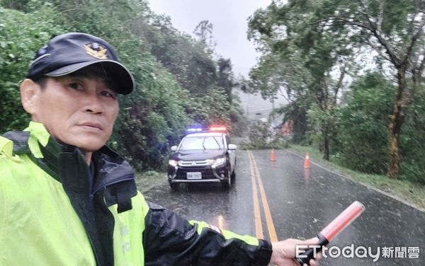 ▲枋寮警分局協助排除路樹            。（圖／記者陳崑福翻攝，下同）