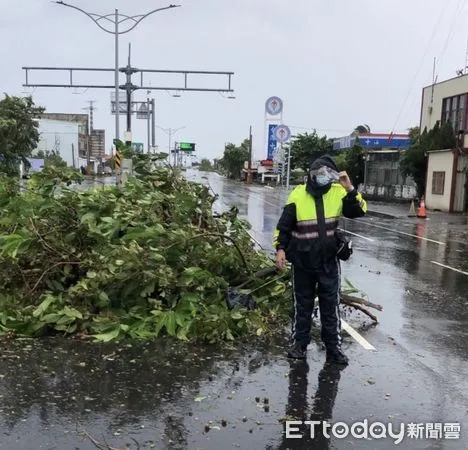 ▲枋寮警分局協助排除路樹            。（圖／記者陳崑福翻攝，下同）