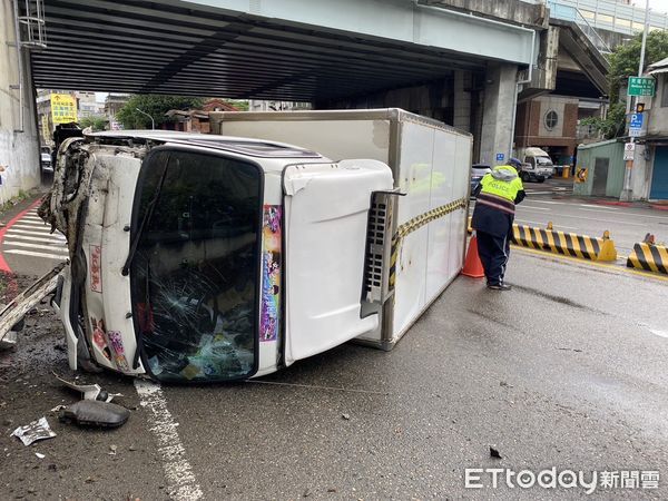 ▲▼ 貨車司機疑似恍神自撞路邊緣石，導致車輛側翻。（圖／記者邱中岳翻攝）