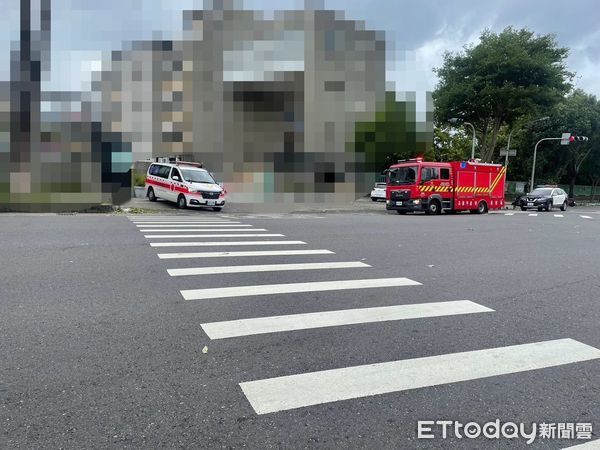 ▲一名女警衛被大門的電動鐵門夾死，警方到場釐清死因 。（圖／民眾提供）