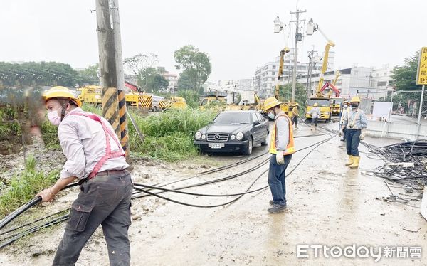 ▲「小犬」颱風強風豪雨侵襲，造成桃市大溪、復興等地區逾5000戶停電，台電人員一早開始搶修。（圖／記者沈繼昌翻攝）