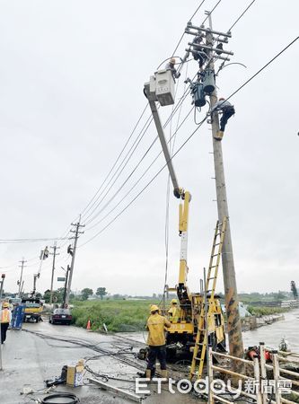 ▲「小犬」颱風強風豪雨侵襲，造成桃市逾5000戶停電，台電人員一早展開搶修作業。（圖／記者沈繼昌翻攝）