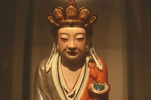 ▲景德鎮陶瓷博物館內的「表情包」羅漢雕塑。（圖／翻攝揚子晚報）